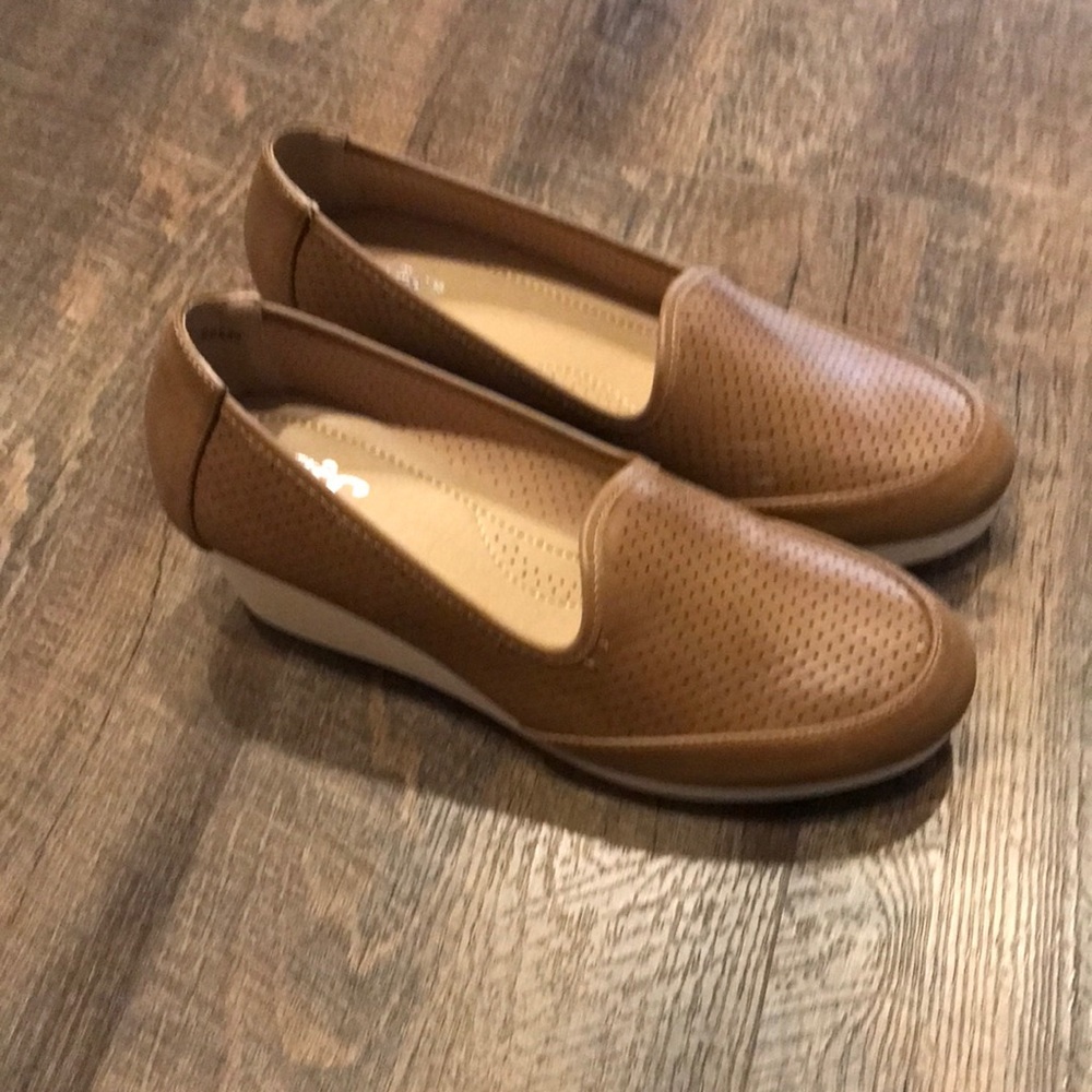 Journey + Crew Safire Pinhole Comfort Wedge